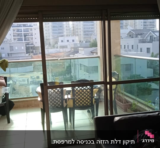 תריסים סגורים על חלון זכוכית גדול במרפסת